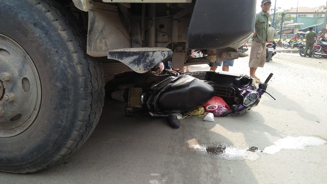 Va chạm xe ben, đôi vợ chồng chết thảm dưới bánh xe ở Sài Gòn - Ảnh 2.
