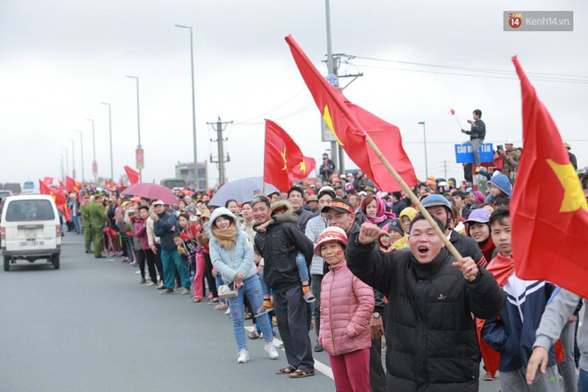 H&agrave;ng ng&agrave;n người d&acirc;n đứng chật k&iacute;n 2 b&ecirc;n đường cầu Nhật T&acirc;n ch&agrave;o đ&oacute;n c&aacute;c cầu thủ U23 Việt Nam - Ảnh 7.