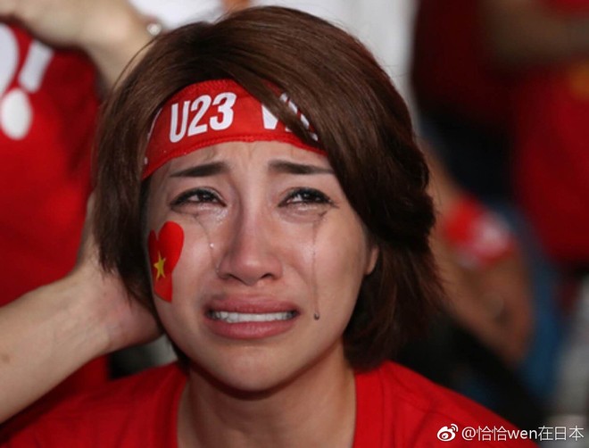 Netizen Trung đồng cảm trước hình ảnh nữ CĐV Việt Nam bật khóc khi kết thúc trận đấu: Đừng khóc cô gái ơi, các bạn đã cống hiến đủ rồi - Ảnh 7.