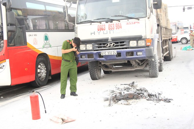 Va chạm với xe tải, xe m&aacute;y bốc ch&aacute;y trơ khung, 2 người thương vong - Ảnh 1.