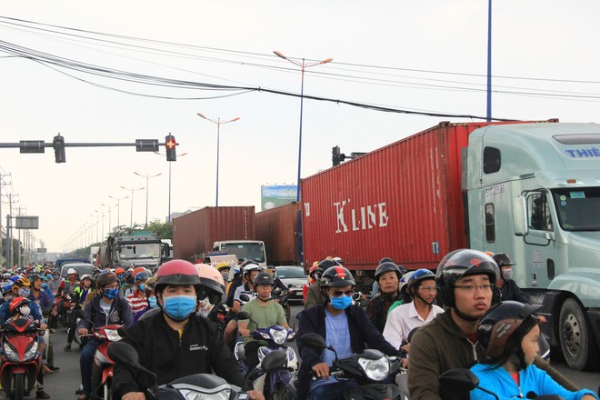 Va chạm với xe tải, xe m&aacute;y bốc ch&aacute;y trơ khung, 2 người thương vong - Ảnh 3.