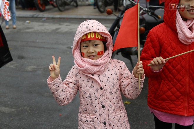 Ch&#249;m ảnh: Những &quot;cổ động vi&#234;n nh&#237;&quot; m&#225; đỏ m&#244;i hồng xuống đường đ&#243;n U23 Việt Nam, nh&#236;n l&#224; thấy cưng rồi! - Ảnh 2.