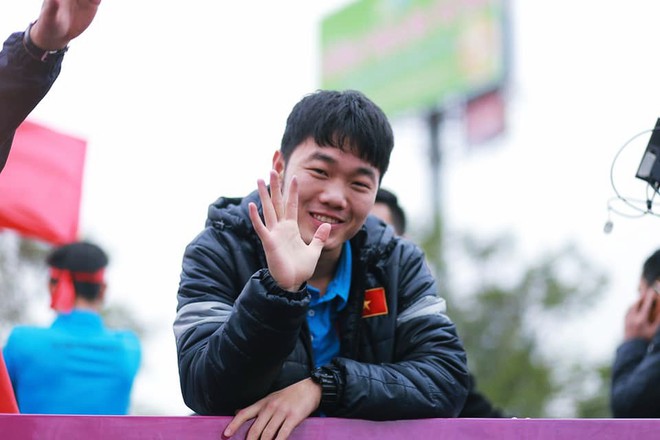Tiến Dũng đẹp trai đấy, nhưng t&acirc;m điểm selfie h&ocirc;m nay l&agrave; ch&agrave;ng thủ qu&acirc;n mắt h&iacute;p Xu&acirc;n Trường cơ! - Ảnh 4.