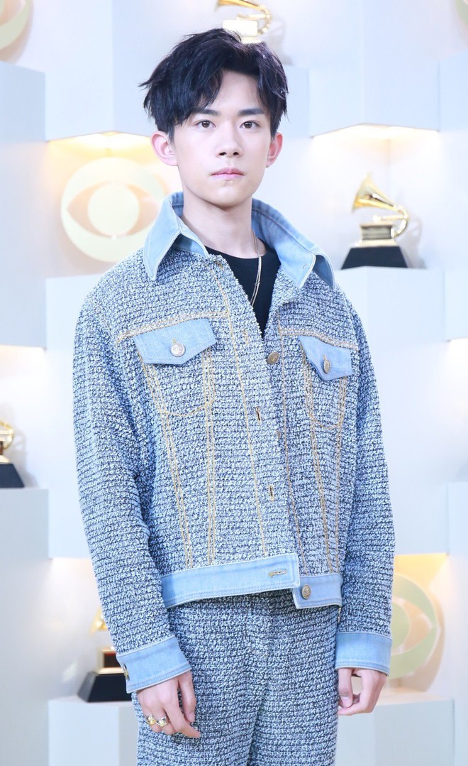 Ăn vận “cool ngầu” đến Grammy, nhưng ai ngờ Dịch Dương Thiên Tỉ (TFBoys) lại diện đồ nữ lên thảm đỏ - Ảnh 2.