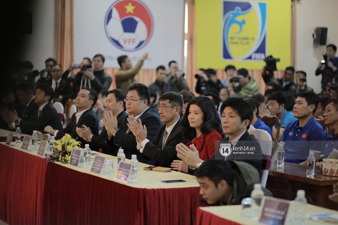 HLV Park Hang Seo cảm động: Người d&acirc;n ch&agrave;o đ&oacute;n U23 Việt Nam, kh&ocirc;ng kh&aacute;c g&igrave; H&agrave;n Quốc dự World Cup 2002 - Ảnh 2.