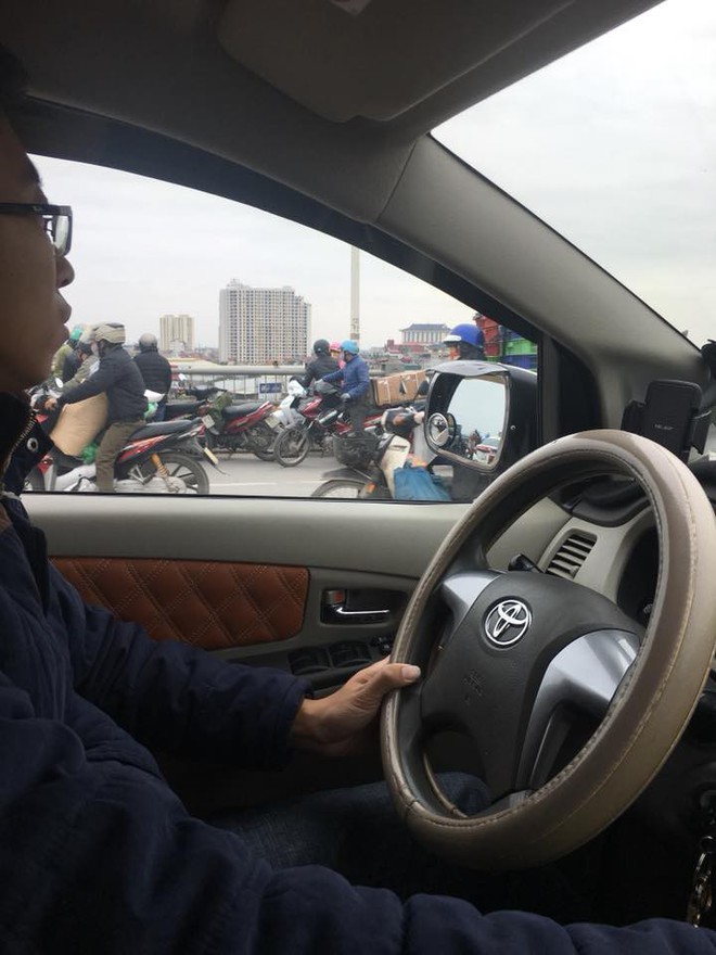 H&agrave; Nội: Một người đ&agrave;n &ocirc;ng bất ngờ bỏ lại xe m&aacute;y tr&ecirc;n cầu Vĩnh Tuy rồi nhảy xuống s&ocirc;ng - Ảnh 1.