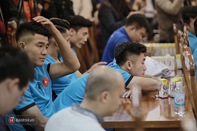 Cận cảnh dàn cầu thủ cực phẩm U23 Việt Nam trong họp báo mừng công - Ảnh 3.