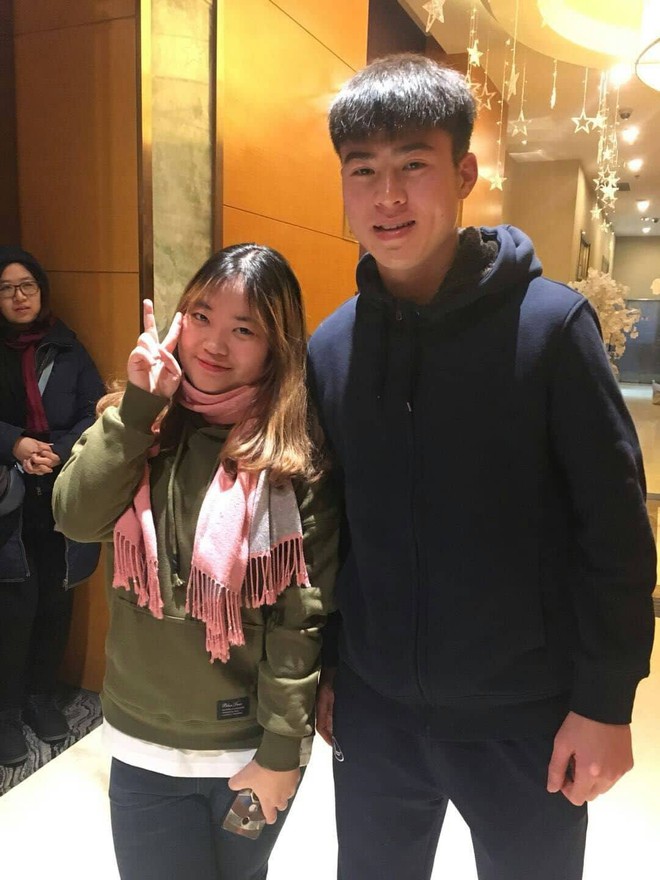 Clip: Fangirl kh&eacute;o l&eacute;o nhất năm n&ecirc;n đ&atilde; nắm được tay B&ugrave;i Tiến Dũng! - Ảnh 3.