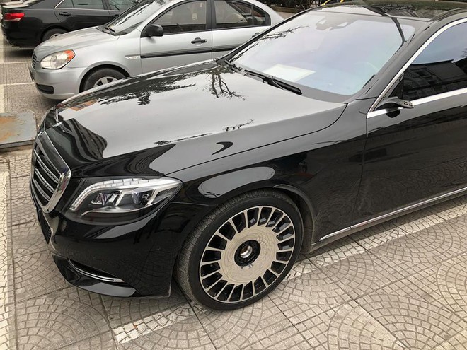 Hà Nội: Xe sang Mercedes S500 độ Maybach bị vặt trộm đôi gương trị giá cả trăm triệu đồng - Ảnh 1.