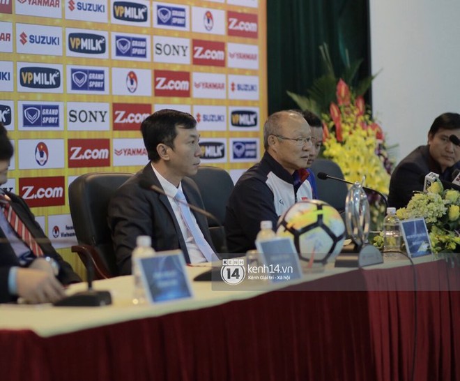 HLV Park Hang Seo cảm động: Người d&acirc;n ch&agrave;o đ&oacute;n U23 Việt Nam, kh&ocirc;ng kh&aacute;c g&igrave; H&agrave;n Quốc dự World Cup 2002 - Ảnh 4.