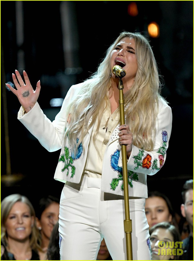 Cả showbiz xúc động vì màn trình diễn chống xâm hại tình dục của Kesha tại Grammy 2018 - Ảnh 2.