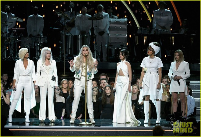 Cả showbiz xúc động vì màn trình diễn chống xâm hại tình dục của Kesha tại Grammy 2018 - Ảnh 3.