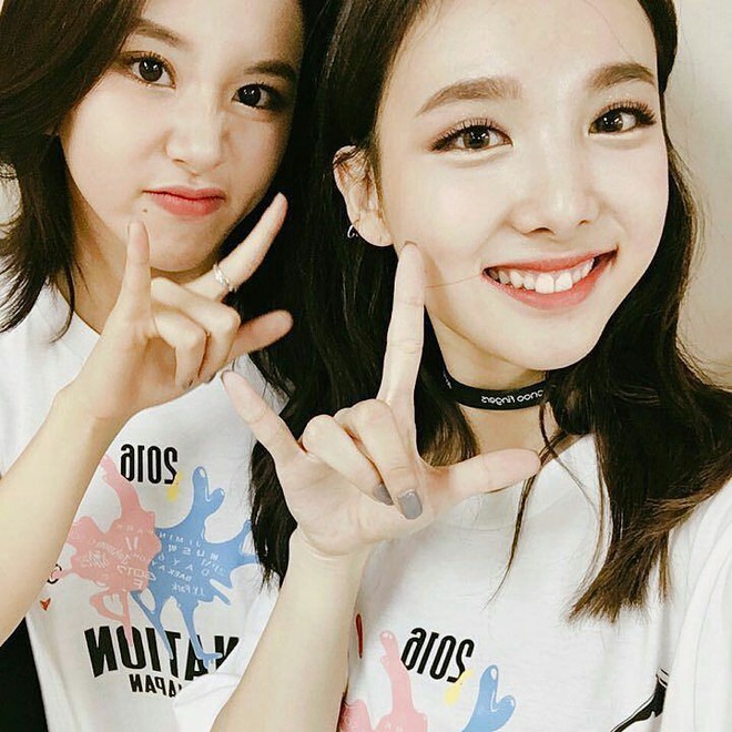 Nayeon v&agrave; ChaeYoung (Twice) cũng chỉ dưỡng da đơn giản với những sản phẩm cực k&igrave; b&igrave;nh d&acirc;n - Ảnh 1.