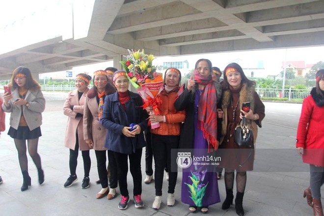 H&agrave;ng ngh&igrave;n người h&acirc;m mộ ở Nghệ An ch&agrave;o đ&oacute;n c&aacute;c tuyển thủ U23 Việt Nam trở về qu&ecirc; nh&agrave; - Ảnh 1.