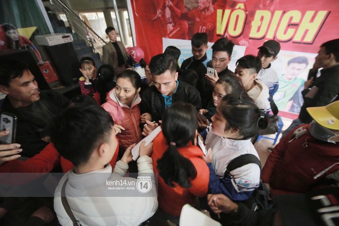 Ch&ugrave;m ảnh: Biết tin anh em Tiến Dũng đ&atilde; về nh&agrave;, h&agrave;ng trăm người h&acirc;m mộ Thanh H&oacute;a đ&atilde; k&eacute;o đến ch&uacute;c mừng - Ảnh 9.