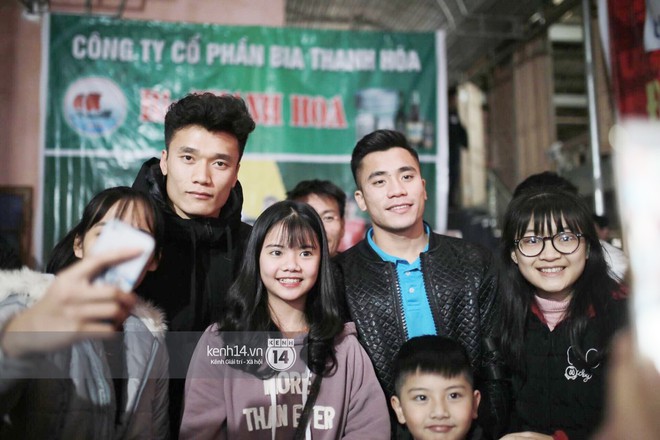 Ch&ugrave;m ảnh: Biết tin anh em Tiến Dũng đ&atilde; về nh&agrave;, h&agrave;ng trăm người h&acirc;m mộ Thanh H&oacute;a đ&atilde; k&eacute;o đến ch&uacute;c mừng - Ảnh 4.