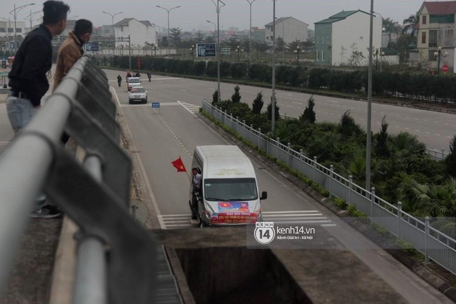 H&agrave;ng ngh&igrave;n người h&acirc;m mộ ở Nghệ An ch&agrave;o đ&oacute;n c&aacute;c tuyển thủ U23 Việt Nam trở về qu&ecirc; nh&agrave; - Ảnh 3.