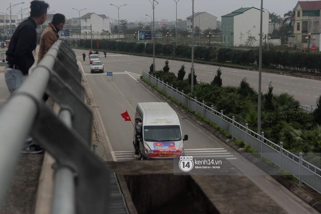 Hàng nghìn người hâm mộ ở Nghệ An chào đón các tuyển thủ U23 Việt Nam trở về quê nhà - Ảnh 3.