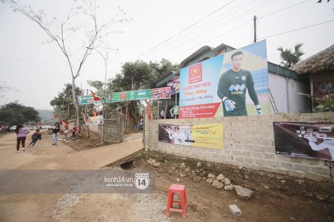 Ch&ugrave;m ảnh: Biết tin anh em Tiến Dũng đ&atilde; về nh&agrave;, h&agrave;ng trăm người h&acirc;m mộ Thanh H&oacute;a đ&atilde; k&eacute;o đến ch&uacute;c mừng - Ảnh 1.
