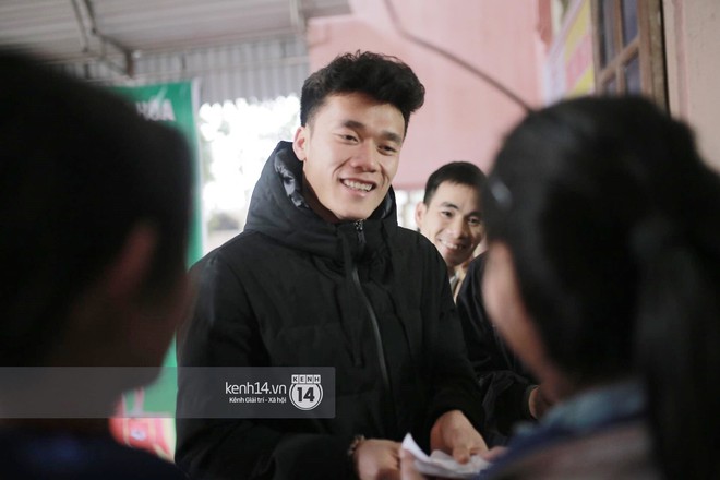 Ch&ugrave;m ảnh: Biết tin anh em Tiến Dũng đ&atilde; về nh&agrave;, h&agrave;ng trăm người h&acirc;m mộ Thanh H&oacute;a đ&atilde; k&eacute;o đến ch&uacute;c mừng - Ảnh 13.