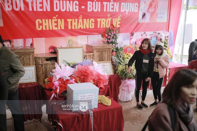 Ch&ugrave;m ảnh: Biết tin anh em Tiến Dũng đ&atilde; về nh&agrave;, h&agrave;ng trăm người h&acirc;m mộ Thanh H&oacute;a đ&atilde; k&eacute;o đến ch&uacute;c mừng - Ảnh 14.