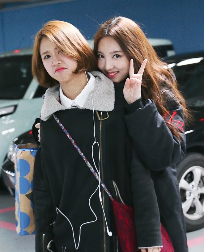 Nayeon và ChaeYoung (Twice) cũng chỉ dưỡng da đơn giản với những sản phẩm cực kì bình dân - Ảnh 2.