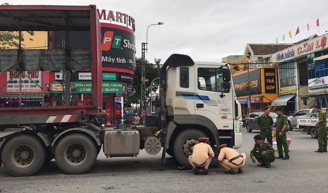 Xe đầu kéo cán nát xe máy, người đàn ông thoát chết kỳ diệu - Ảnh 1.