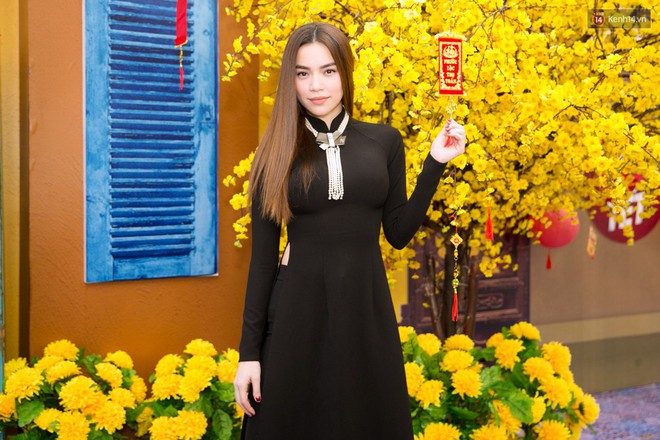 Hồ Ngọc Hà diện áo dài đen sang trọng, nổi bật tại sự kiện - Ảnh 1. Hồ Ngọc Hà diện áo dài đen sang trọng, nổi bật tại sự kiện - Ảnh 1.