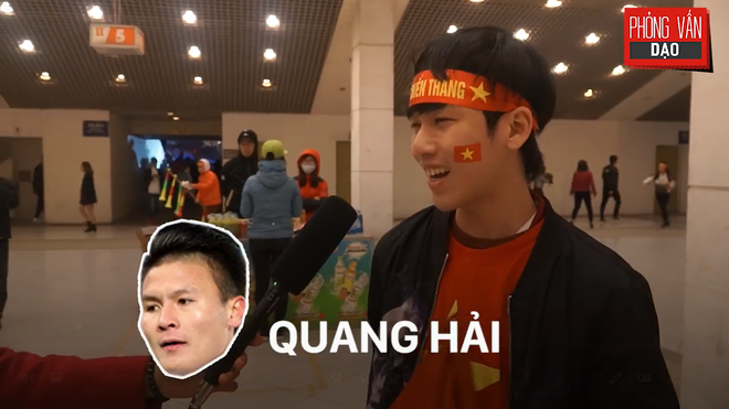 Phỏng vấn dạo: Cảm x&uacute;c của người h&acirc;m mộ khi đ&oacute;n U23 Việt Nam trở về trong v&ograve;ng tay - Ảnh 8.