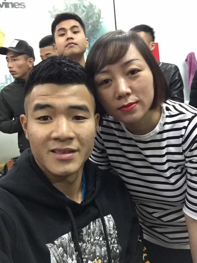 Vừa mới về nước, cả loạt cầu thủ U23 Việt Nam đã phải tranh thủ đi làm tóc để tút tát nhan sắc - Ảnh 7.