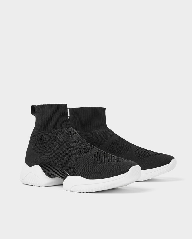 Mẫu sneakers mới nhất của Zara lại vướng nghi án đạo nhái Balenciaga và Rick Owens - Ảnh 1.