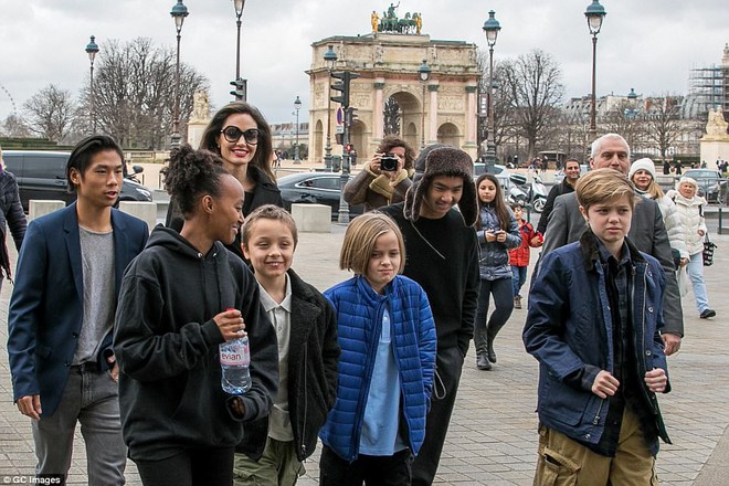 Angelina Jolie khoe thần thái đầy sang chảnh khi đưa Pax Thiên và các con tham quan Paris - Ảnh 13.