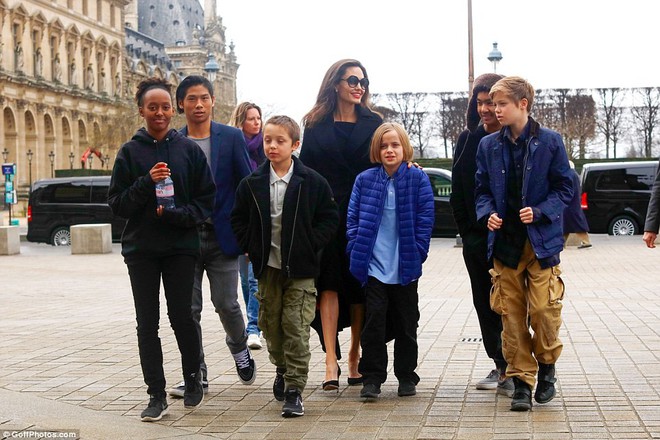 Angelina Jolie khoe thần thái đầy sang chảnh khi đưa Pax Thiên và các con tham quan Paris - Ảnh 11.