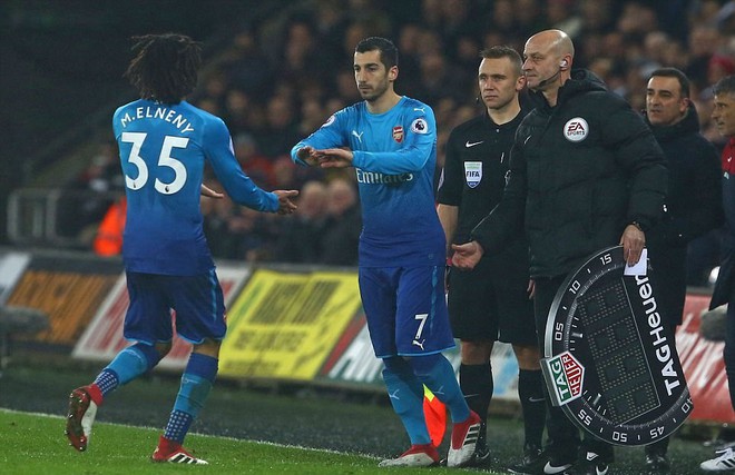 Hàng thủ phá hỏng ngày ra mắt của Mkhitaryan, Arsenal thua ngược trước Swansea City - Ảnh 7.