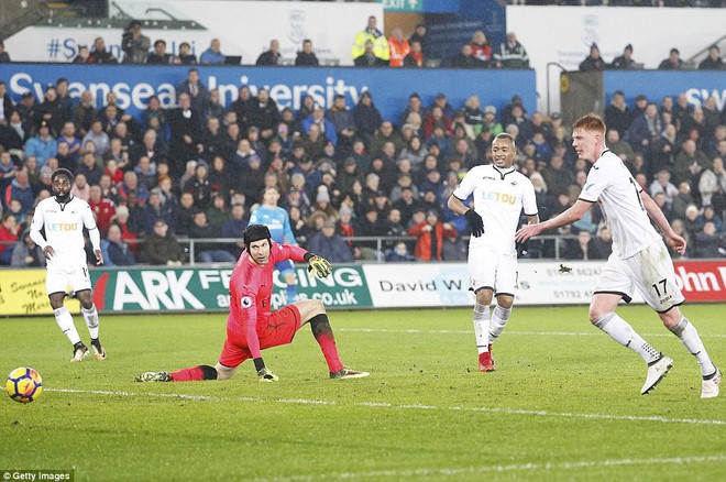 Hàng thủ phá hỏng ngày ra mắt của Mkhitaryan, Arsenal thua ngược trước Swansea City - Ảnh 8.