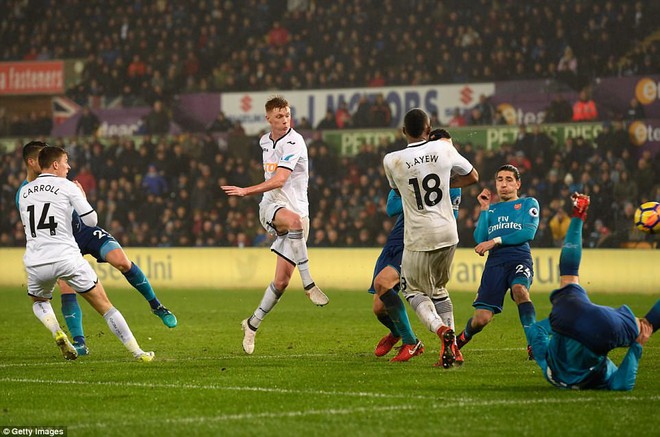 Hàng thủ phá hỏng ngày ra mắt của Mkhitaryan, Arsenal thua ngược trước Swansea City - Ảnh 4.