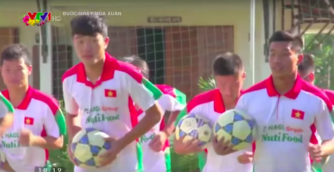 Không chỉ đá bóng giỏi, các cầu thủ U23 Việt Nam còn trổ tài hát hay, diễn xuất cực nuột loạt MV ngày ấy - Ảnh 1.