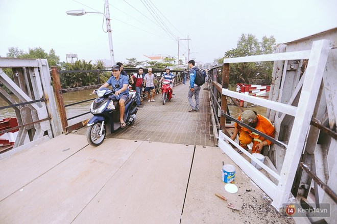 Chùm ảnh: Cầu Long Kiển được thông xe trở lại sau hơn 10 ngày bị sập, người dân đôi bờ vui mừng - Ảnh 6.