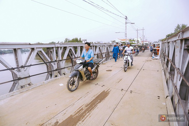 Chùm ảnh: Cầu Long Kiển được thông xe trở lại sau hơn 10 ngày bị sập, người dân đôi bờ vui mừng - Ảnh 4.