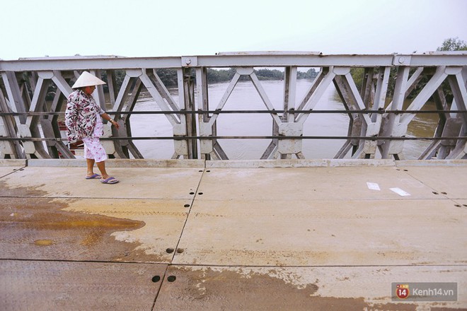 Chùm ảnh: Cầu Long Kiển được thông xe trở lại sau hơn 10 ngày bị sập, người dân đôi bờ vui mừng - Ảnh 9.