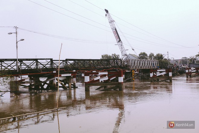 Chùm ảnh: Cầu Long Kiển được thông xe trở lại sau hơn 10 ngày bị sập, người dân đôi bờ vui mừng - Ảnh 18.