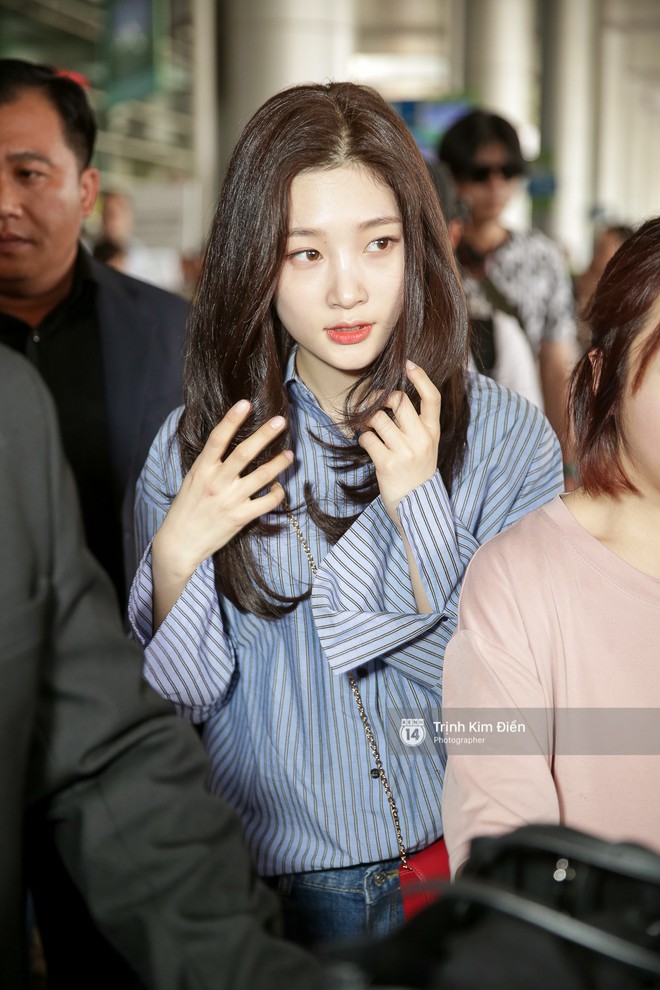 Loạt ảnh: Cận cảnh nhan sắc đỉnh cao của nữ thần thế hệ mới Jung Chae Yeon tại sân bay Tân Sơn Nhất - Ảnh 10.