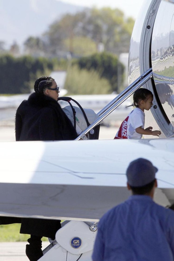 Cuộc sống thượng hạng của các con nhà Kardashian: 1 tuổi đã đeo kim cương, đi chơi khắp thế giới bằng phi cơ riêng - Ảnh 11.
