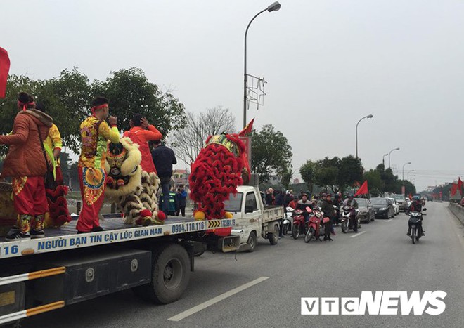 Ảnh: Đường phố Th&aacute;i B&igrave;nh rực rỡ cờ hoa đ&oacute;n cầu thủ U23 Việt Nam Đo&agrave;n Văn Hậu - Ảnh 4.