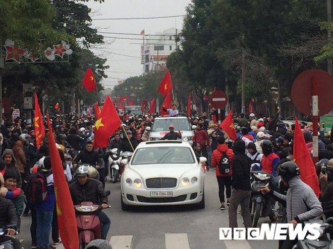 Ảnh: Đường phố Th&aacute;i B&igrave;nh rực rỡ cờ hoa đ&oacute;n cầu thủ U23 Việt Nam Đo&agrave;n Văn Hậu - Ảnh 6.