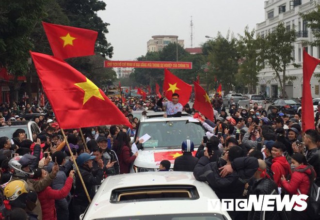 Ảnh: Đường phố Th&aacute;i B&igrave;nh rực rỡ cờ hoa đ&oacute;n cầu thủ U23 Việt Nam Đo&agrave;n Văn Hậu - Ảnh 11.