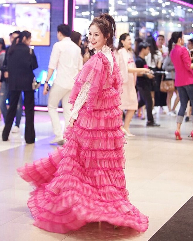 Hot girl diện đồ basic đẹp nhất Thái Lan Pimtha bỗng dưng khiến người ta hết hồn trong bộ váy màu hường lồng lộn - Ảnh 8.