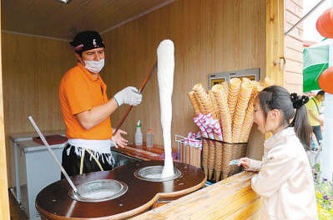 Ở Thổ Nhĩ Kỳ c&#243; một loại kem phải d&#249;ng đến dao để chặt th&#236; mới lấy kem ăn được - Ảnh 2.
