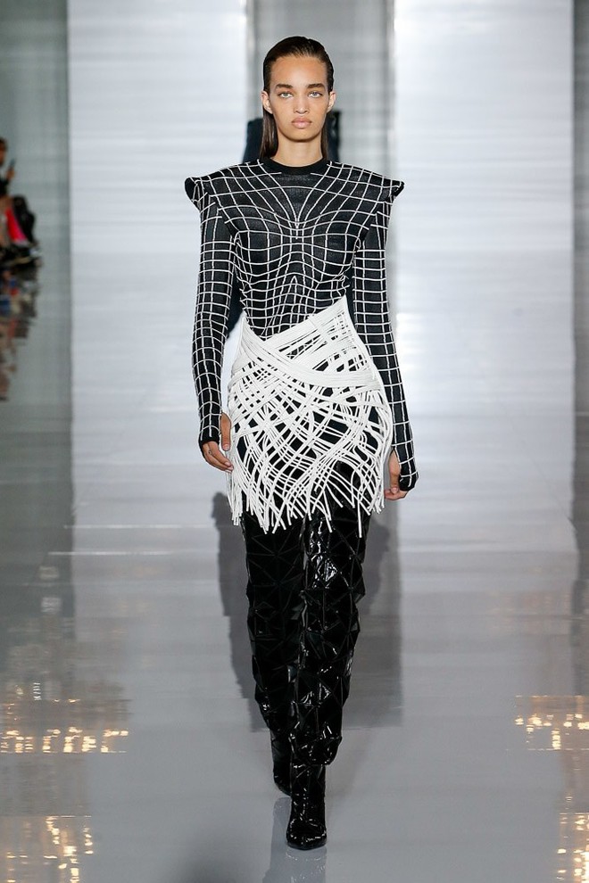 BST mới lên sàn chưa ấm chỗ, Balmain đã bị Thierry Mugler chỉ điểm là ăn cắp ý tưởng đến... 4 lần! 2 BST mới lên sàn chưa ấm chỗ, Balmain đã bị Thierry Mugler chỉ điểm là ăn cắp ý tưởng đến... 4 lần! 1