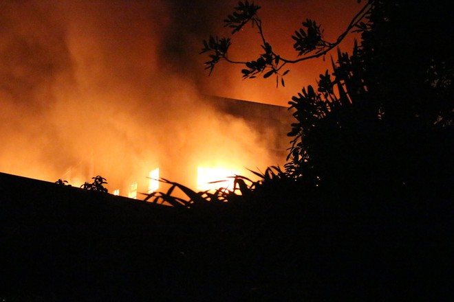 Bình Dương: Công ty gỗ bốc cháy rực sáng cả vùng trời, hàng trăm Cảnh sát PCCC gồng mình dập lửa - Ảnh 3.
